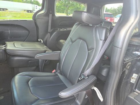 Used 2025 Chrysler Pacifica Select FWD image 9