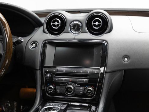 Used 2016 Jaguar XJ R-Sport image 14