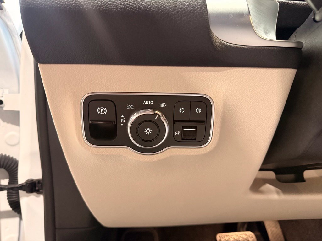 Used 2025 Mercedes-Benz GLB 250 image 16