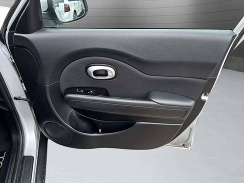Used 2014 Kia Soul FWD image 25