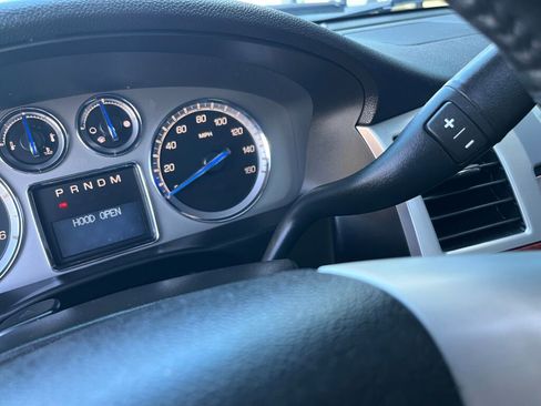 Used 2011 Cadillac Escalade Premium image 19