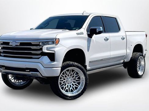 Used 2023 Chevrolet Silverado 1500 High Country w/ High Country Premium Package AWD/4WD image 3