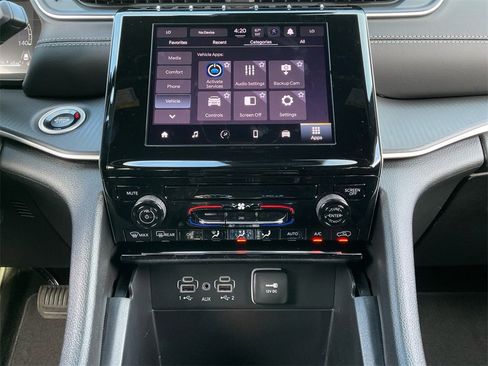 New 2025 Jeep Grand Cherokee Laredo image 12