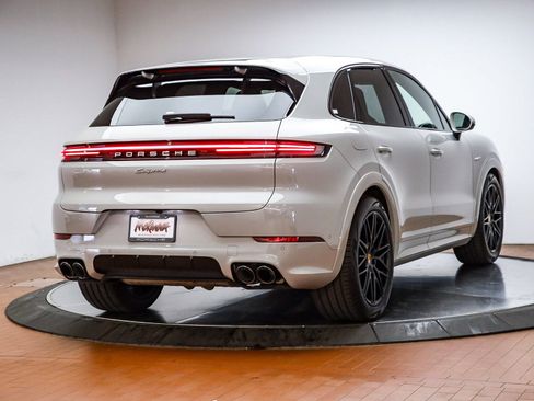 Certified 2025 Porsche Cayenne E-Hybrid AWD/4WD image 6