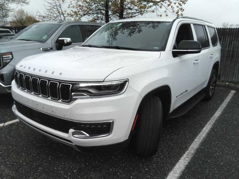 Used 2024 Jeep Wagoneer Series II w/ Flexible Seating Group RWD image 2