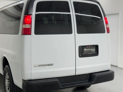 Used 2019 Chevrolet Express 3500 LS RWD image 32