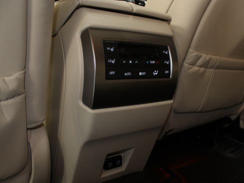 Used 2022 Lexus GX 460 Premium w/ Accessory Package AWD/4WD image 31