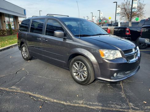 Used 2017 Dodge Grand Caravan SXT image 4