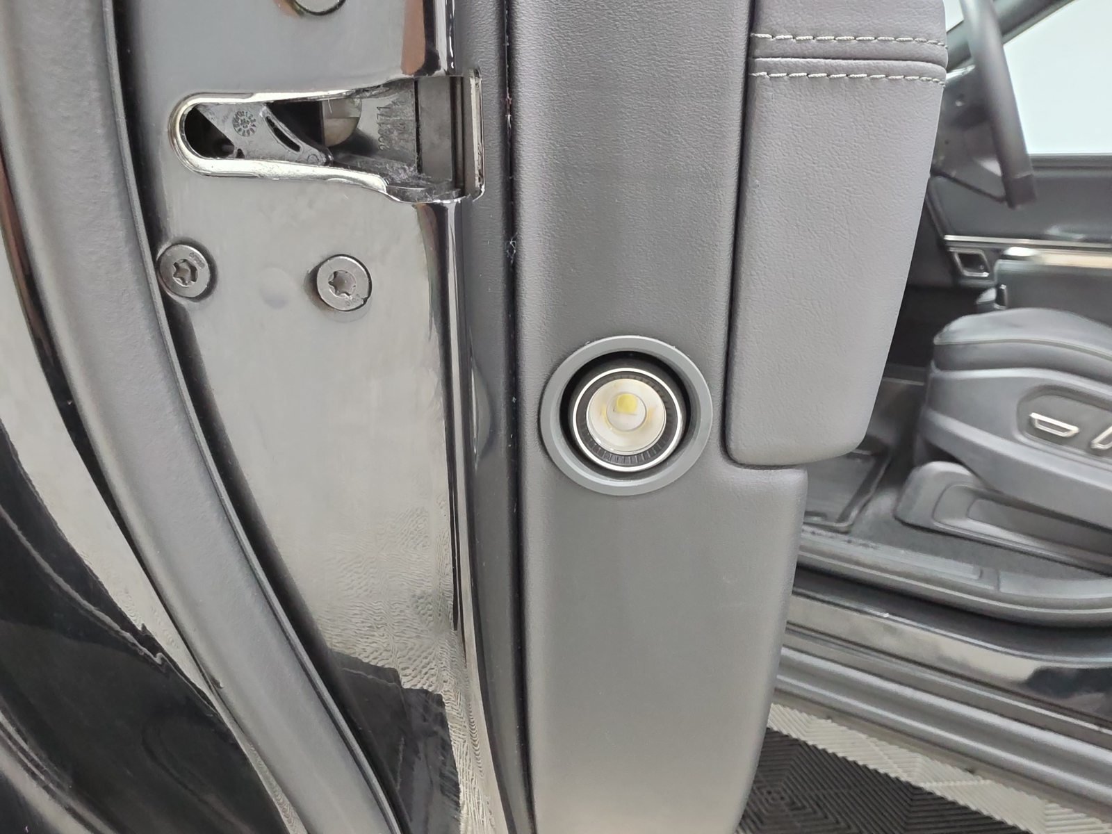 Used 2023 Rivian R1S Adventure Dual AWD/4WD image 32