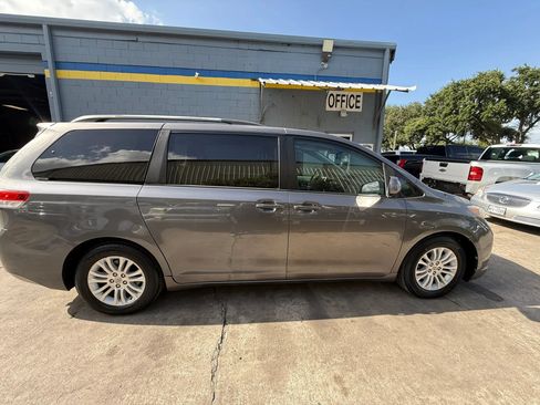 Used 2011 Toyota Sienna XLE w/ Entertainment Pkg FWD image 8