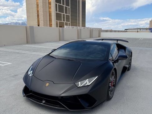 Used 2018 Lamborghini Huracan Performante AWD/4WD image 2