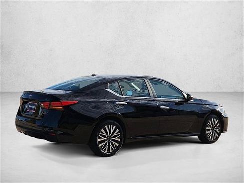 Used 2025 Nissan Altima 2.5 SV FWD image 5