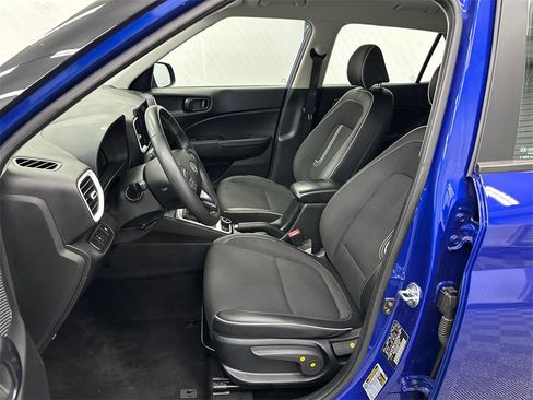 Used 2025 Hyundai Venue Limited image 9