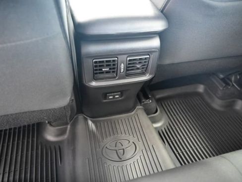 Used 2022 Toyota RAV4 XLE AWD/4WD image 27