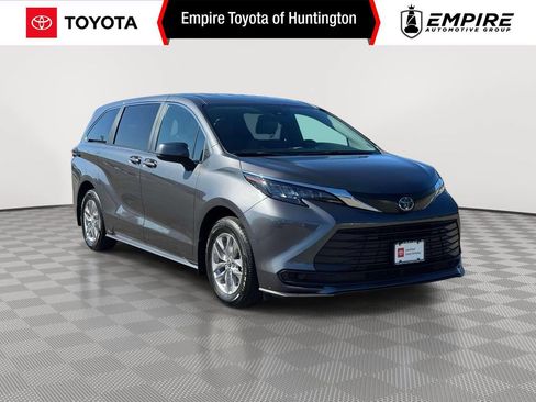 Used 2025 Toyota Sienna LE AWD/4WD image 1