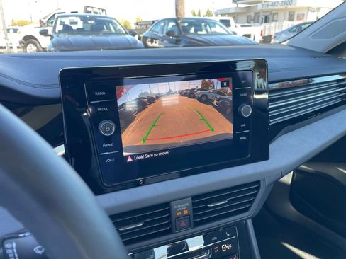 Used 2025 Volkswagen Jetta SE image 17