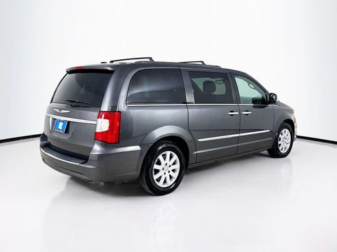 Used 2016 Chrysler Town & Country Touring w/ Driver Convenience Group FWD image 7