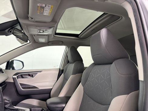 Used 2020 Toyota RAV4 XLE w/ Convenience Package AWD/4WD image 21