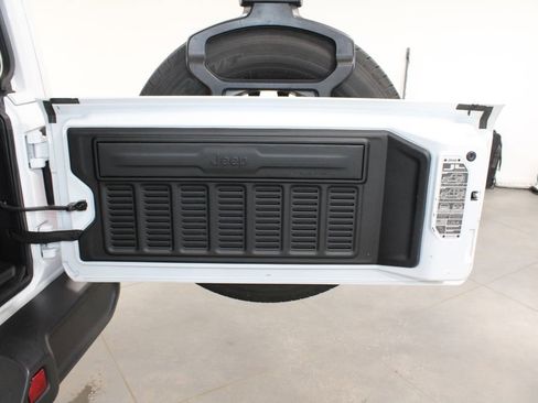 Used 2024 Jeep Wrangler Sahara image 21