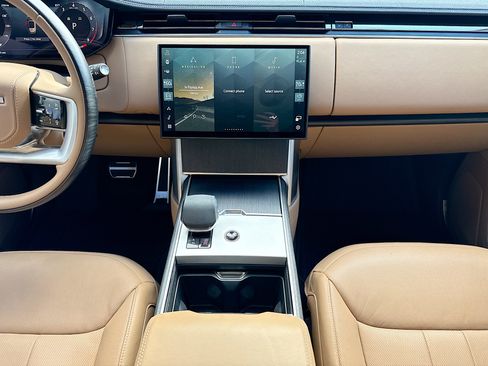 Used 2025 Land Rover Range Rover SE image 17