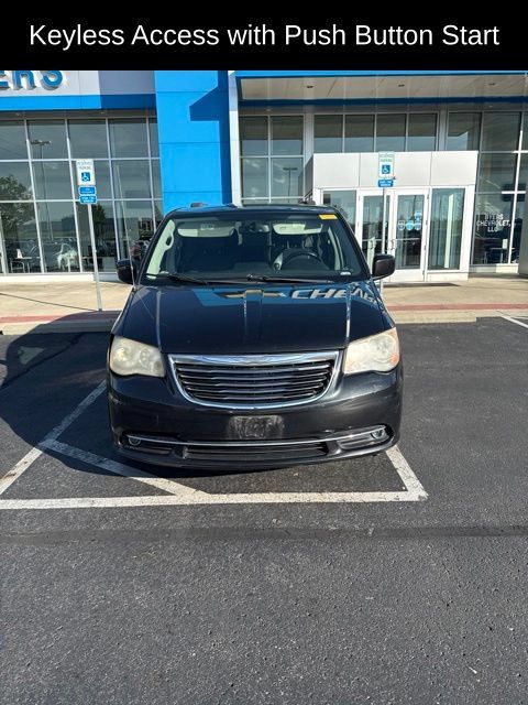 Used 2013 Chrysler Town & Country Touring FWD image 2