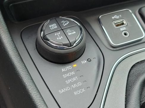 Used 2022 Jeep Cherokee Trailhawk AWD/4WD image 30