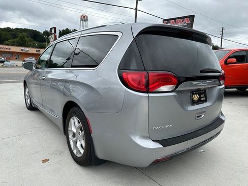 Used 2018 Chrysler Pacifica Touring-L w/ Tire & Wheel Group FWD image 5