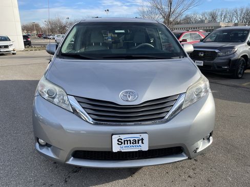 Used 2014 Toyota Sienna XLE image 2