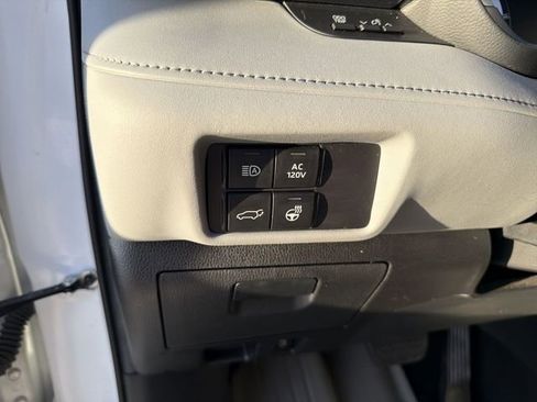 Used 2022 Toyota Highlander Limited image 11