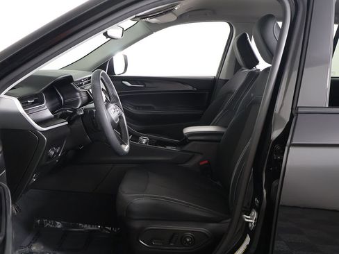 Used 2023 Jeep Grand Cherokee Laredo AWD/4WD image 22