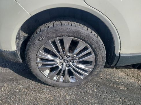 Used 2021 Toyota Venza XLE AWD/4WD image 8