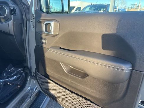 Used 2023 Jeep Wrangler Unlimited Sahara image 10