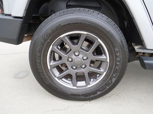 Used 2015 Jeep Wrangler Unlimited Sahara w/ Connectivity Group image 11