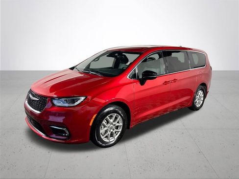 Used 2025 Chrysler Pacifica Select image 2