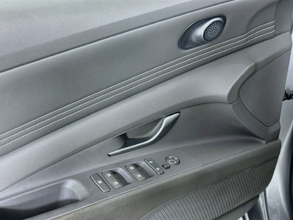 Used 2023 Hyundai Elantra SEL w/ Convenience Package FWD image 18