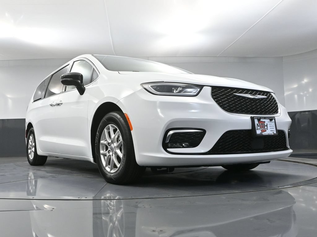 Used 2024 Chrysler Pacifica Touring-L FWD image 44