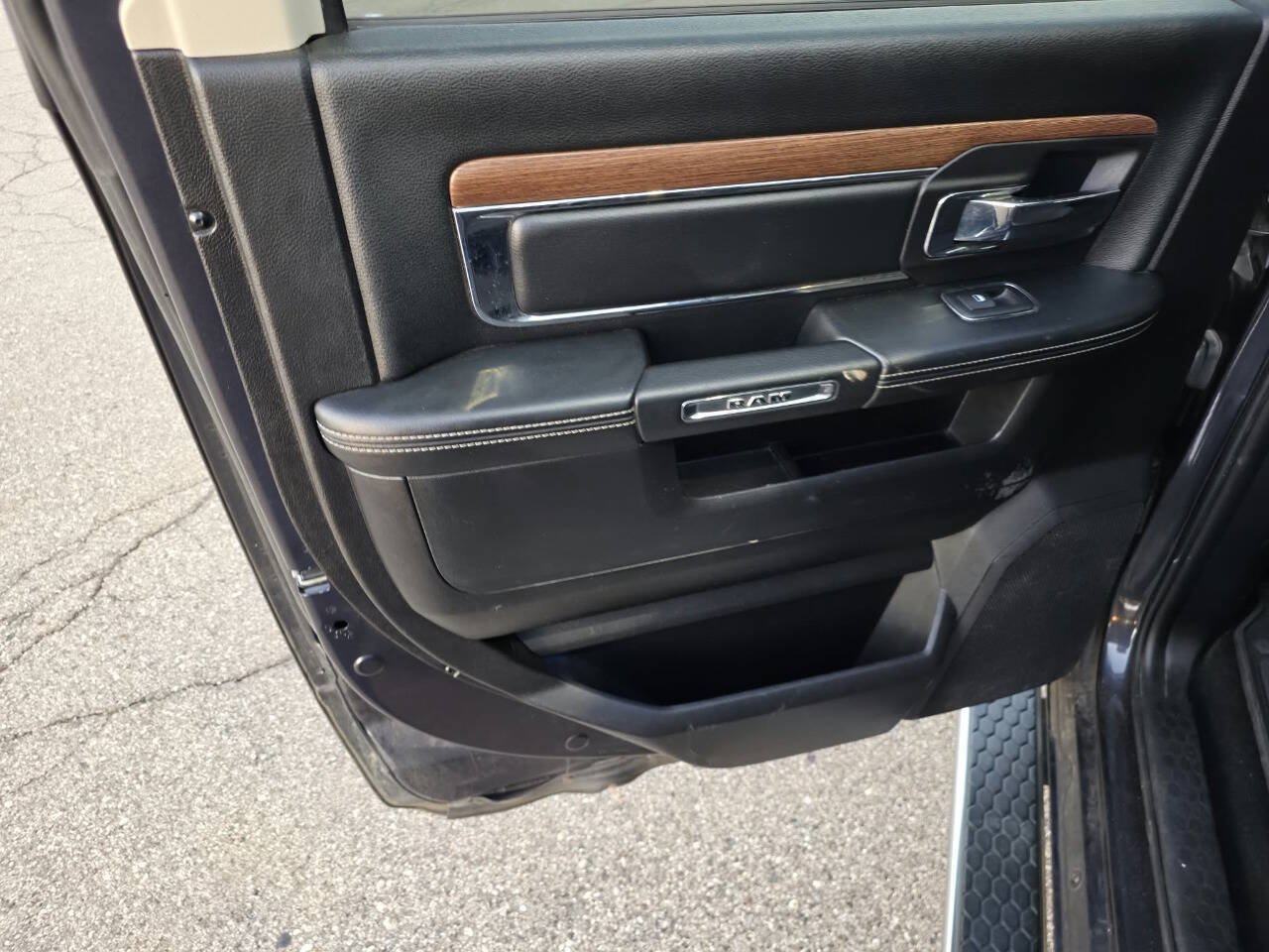 Used 2015 RAM 1500 Laramie w/ Convenience Group AWD/4WD image 12