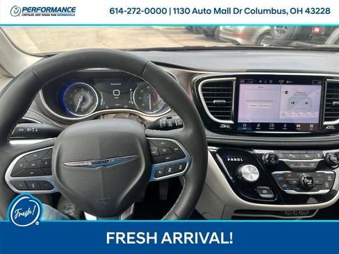 Used 2024 Chrysler Pacifica Touring-L AWD/4WD image 25