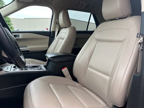 Used 2022 Ford Explorer XLT w/ Equipment Group 202A image 18