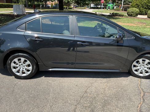 Used 2020 Toyota Corolla LE FWD image 11