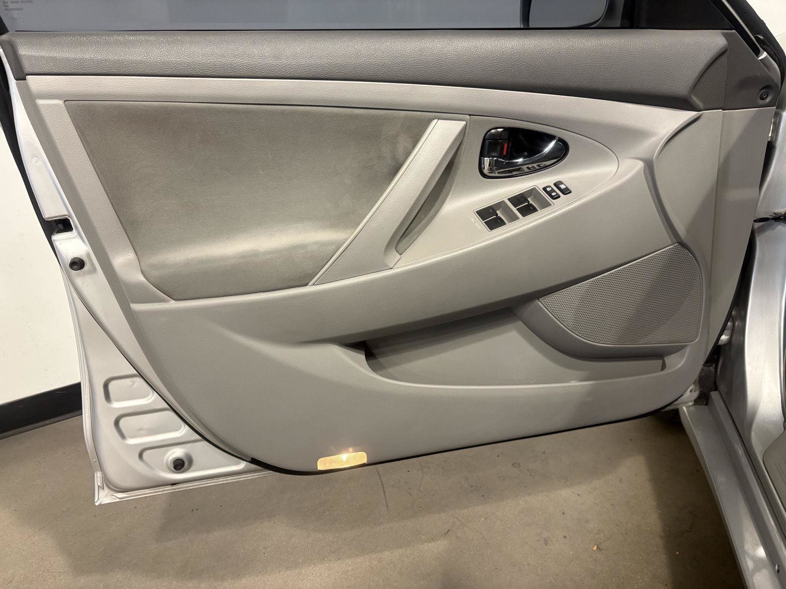 Used 2011 Toyota Camry LE FWD image 13
