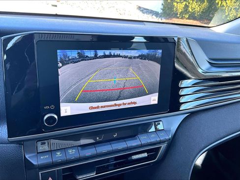 Used 2025 Toyota Camry SE FWD image 19