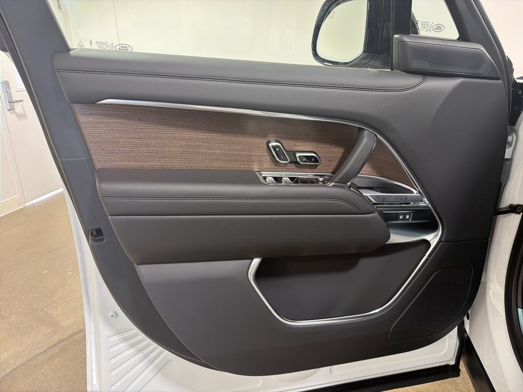 New 2026 Land Rover Range Rover Long Wheelbase SE AWD/4WD image 9