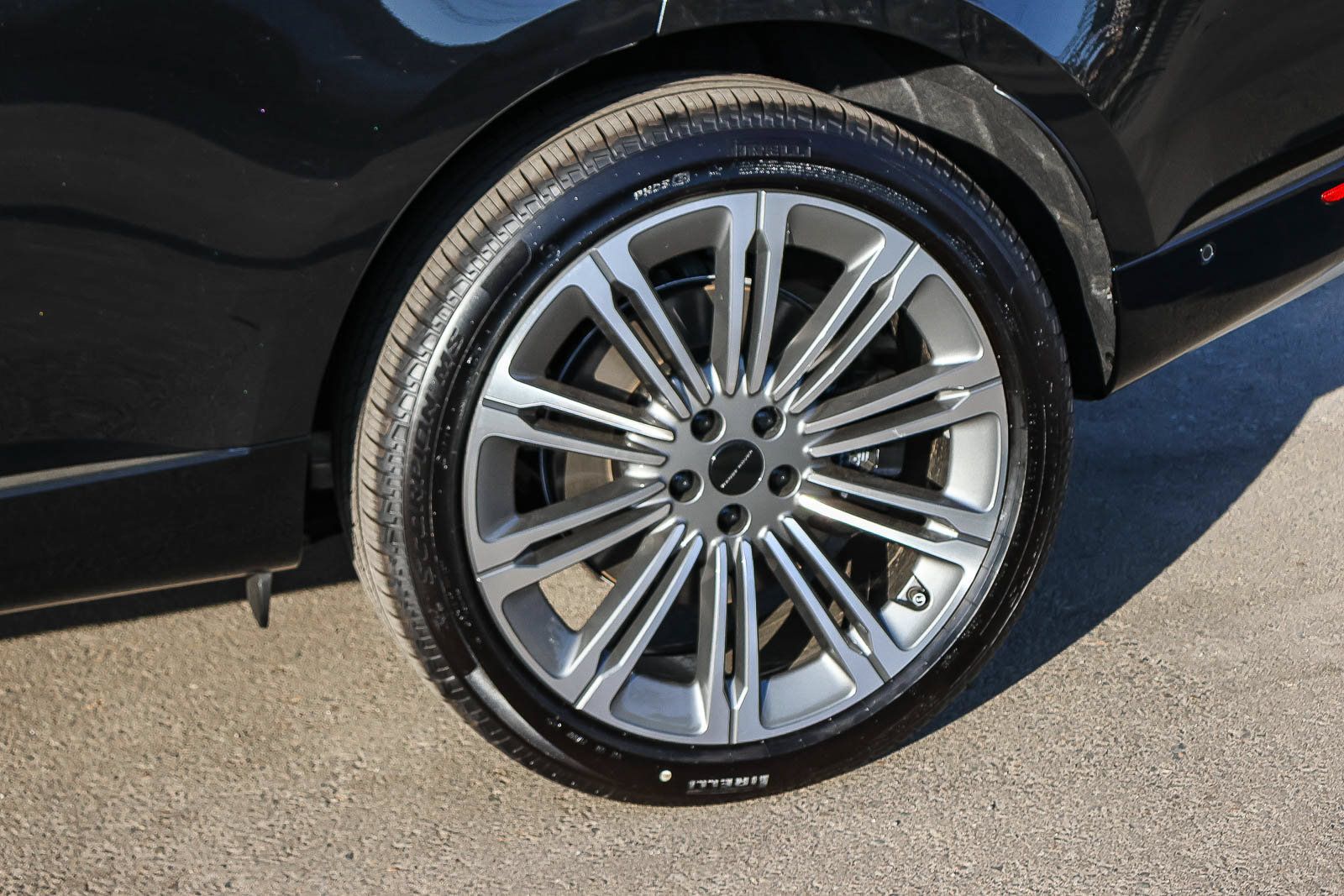 New 2026 Land Rover Range Rover Long Wheelbase SE AWD/4WD image 10