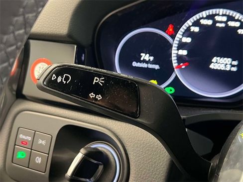 Used 2022 Porsche Cayenne Platinum Edition image 24