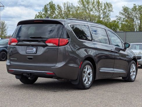 Used 2017 Chrysler Pacifica Touring-L FWD image 12