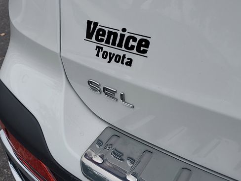 Used 2024 Volkswagen Taos SEL image 7