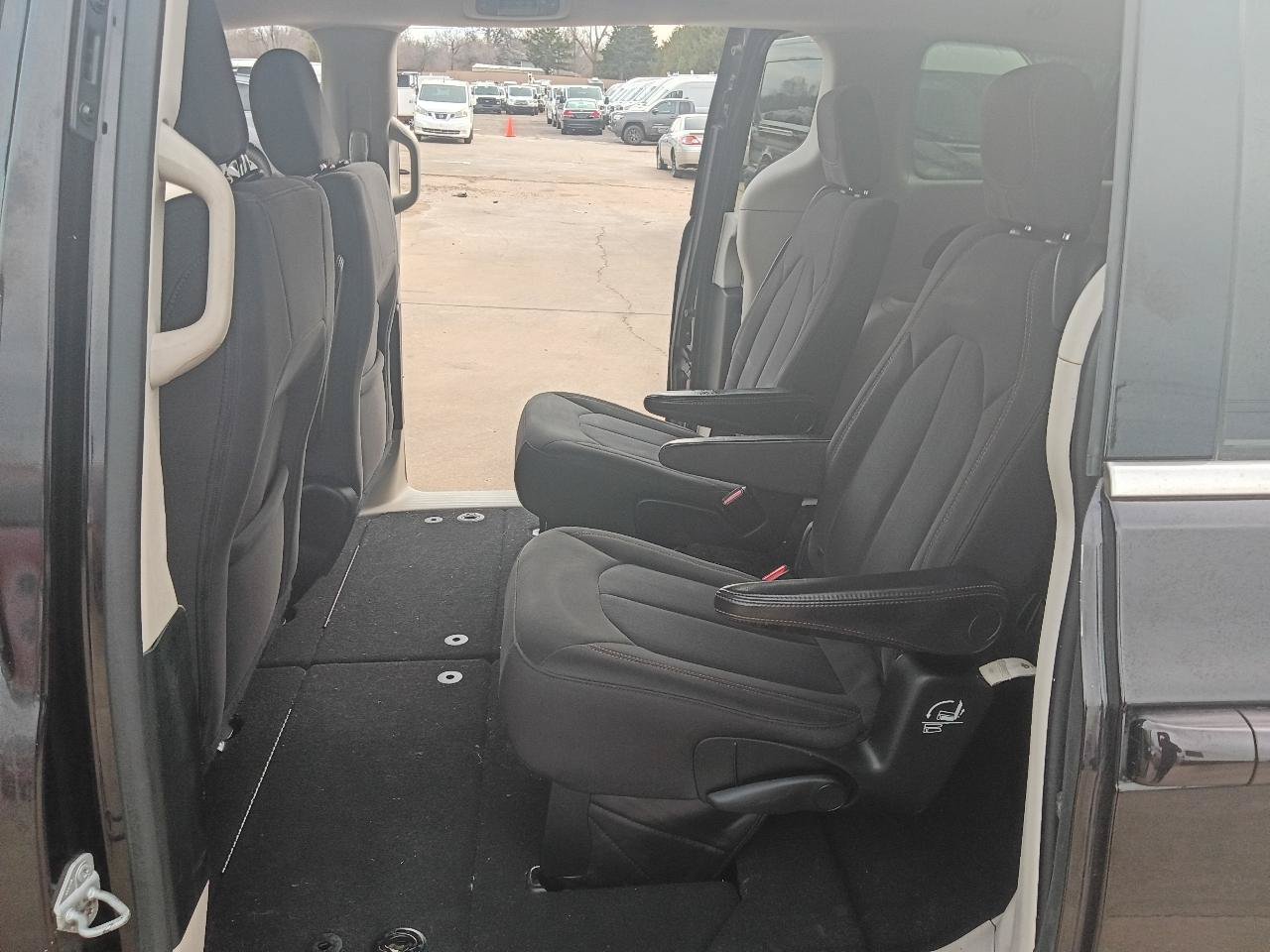 Used 2017 Chrysler Pacifica Touring w/ Tire & Wheel Group FWD image 18