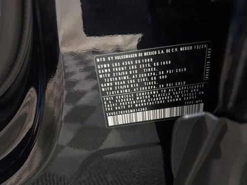 Certified 2025 Volkswagen Taos SE w/ Panoramic Sunroof Package image 40