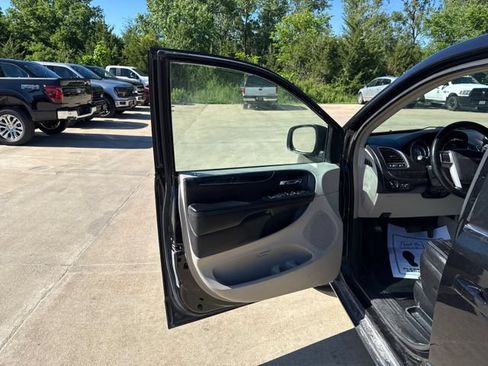 Used 2015 Chrysler Town & Country Touring FWD image 21